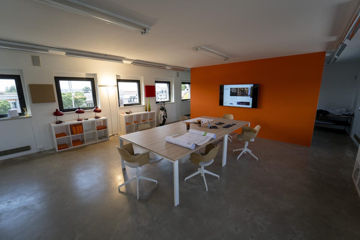 <p><i>Living Immobiliare</i> presenta al suo interno anche un organizzato studio tecnico, per un servizio completo e, soprattutto, comodo per il cliente.</p>
 - 5