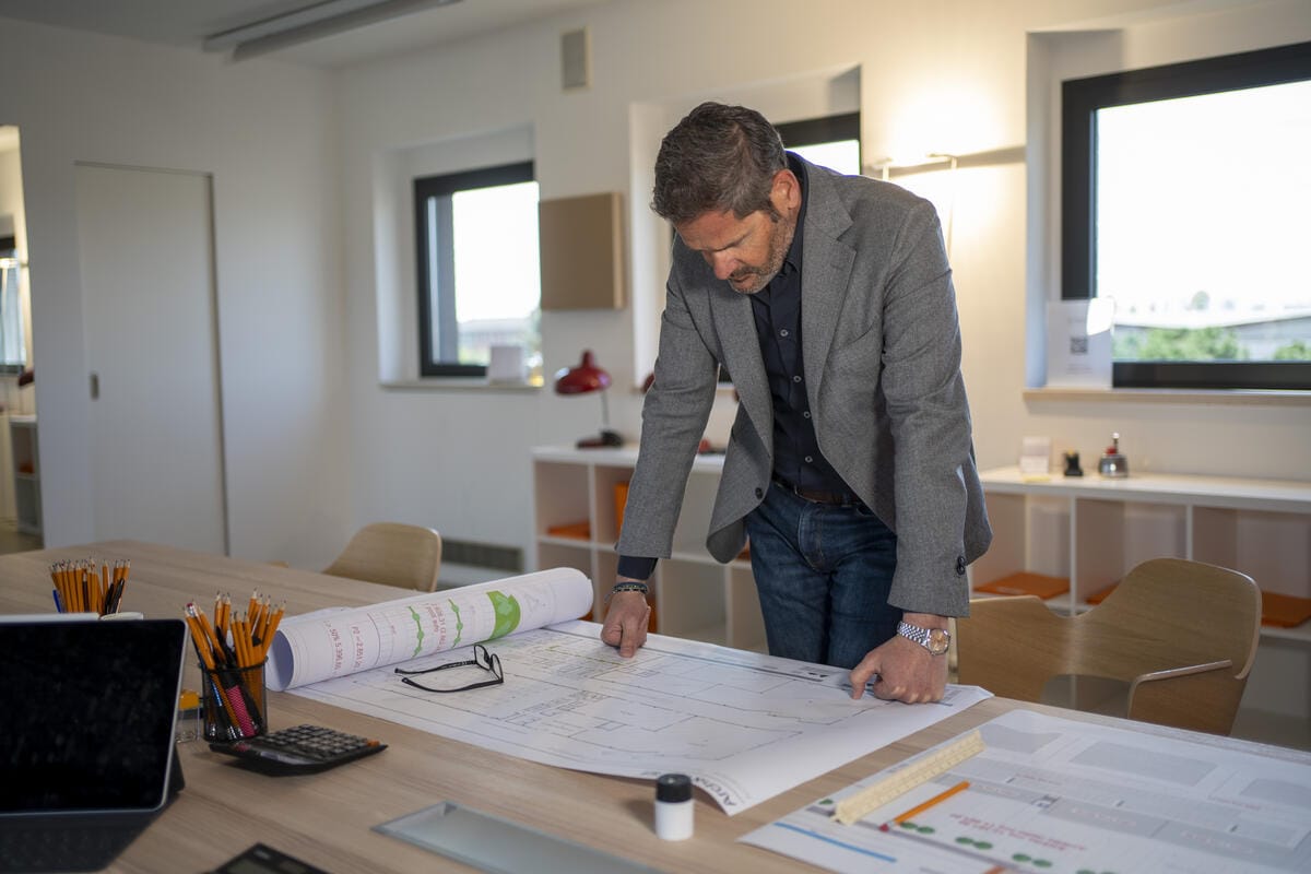 <p><i>Living Immobiliare</i> presenta al suo interno anche un organizzato studio tecnico, per un servizio completo e, soprattutto, comodo per il cliente.</p>
 - 2