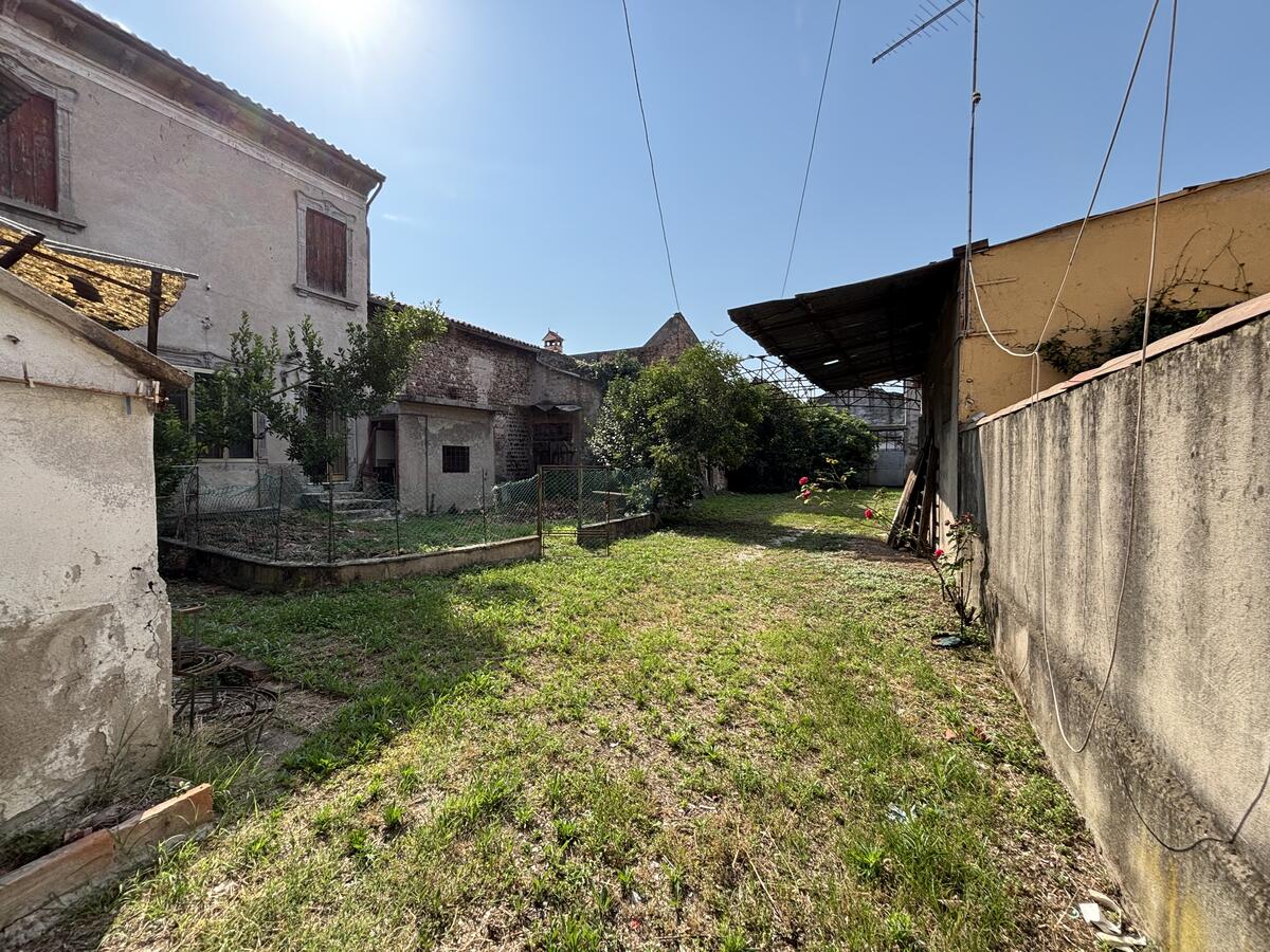 Rustico / Casale Residenziali in vendita - 2