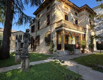Villa d'epoca  in  Vendita